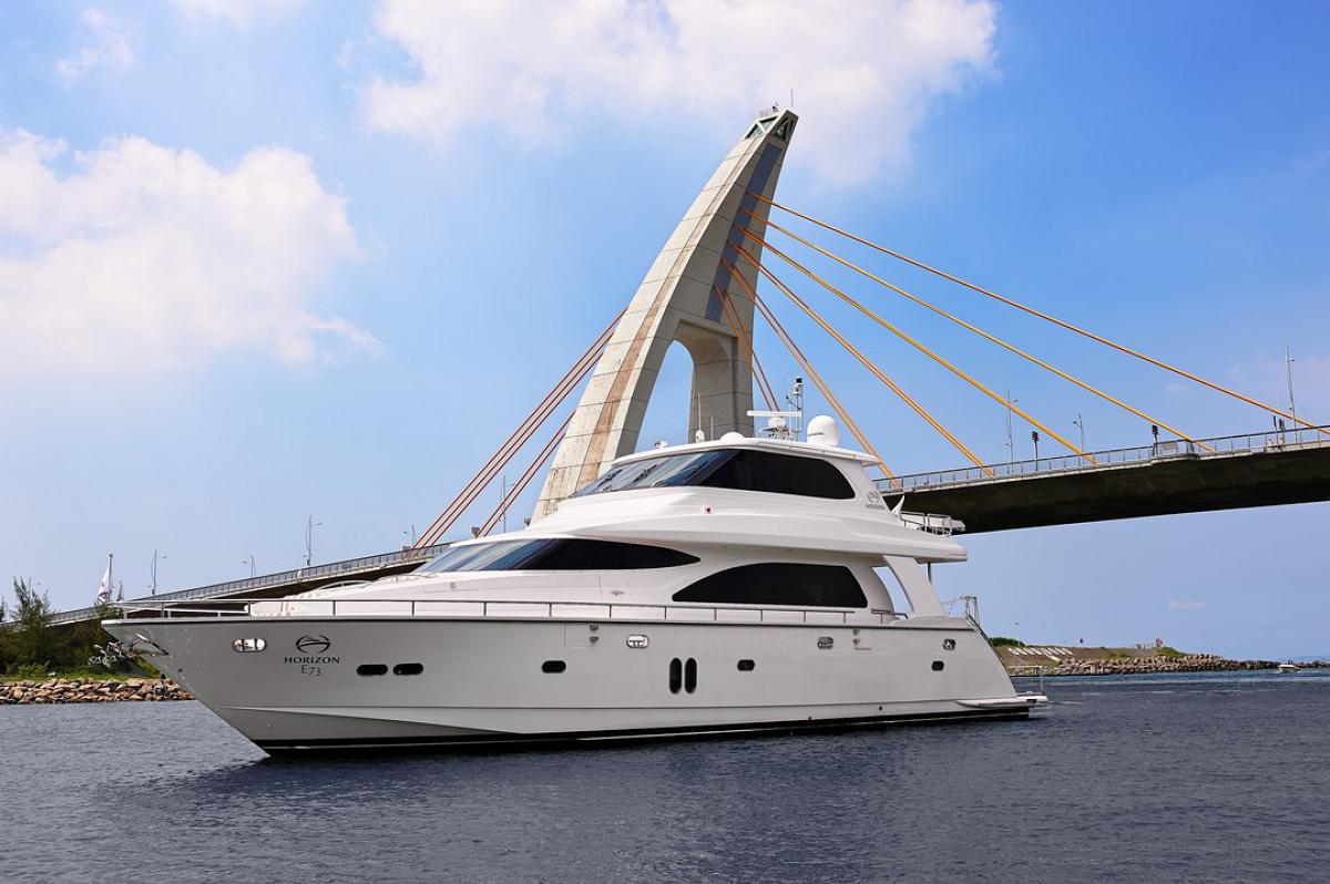 Horizon Delivers New E73 Motoryacht to Seasoned U.S. Owners