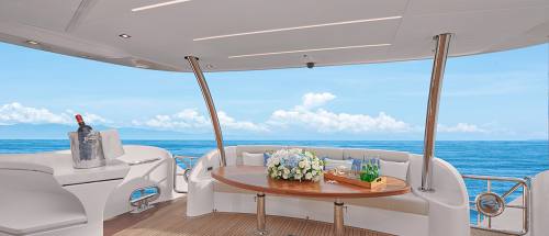 Horizon E90 Yacht