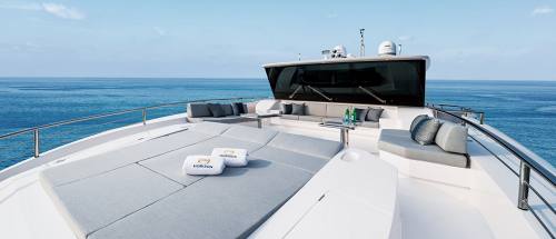 Horizon FD90 Split Use Skylounge Yacht